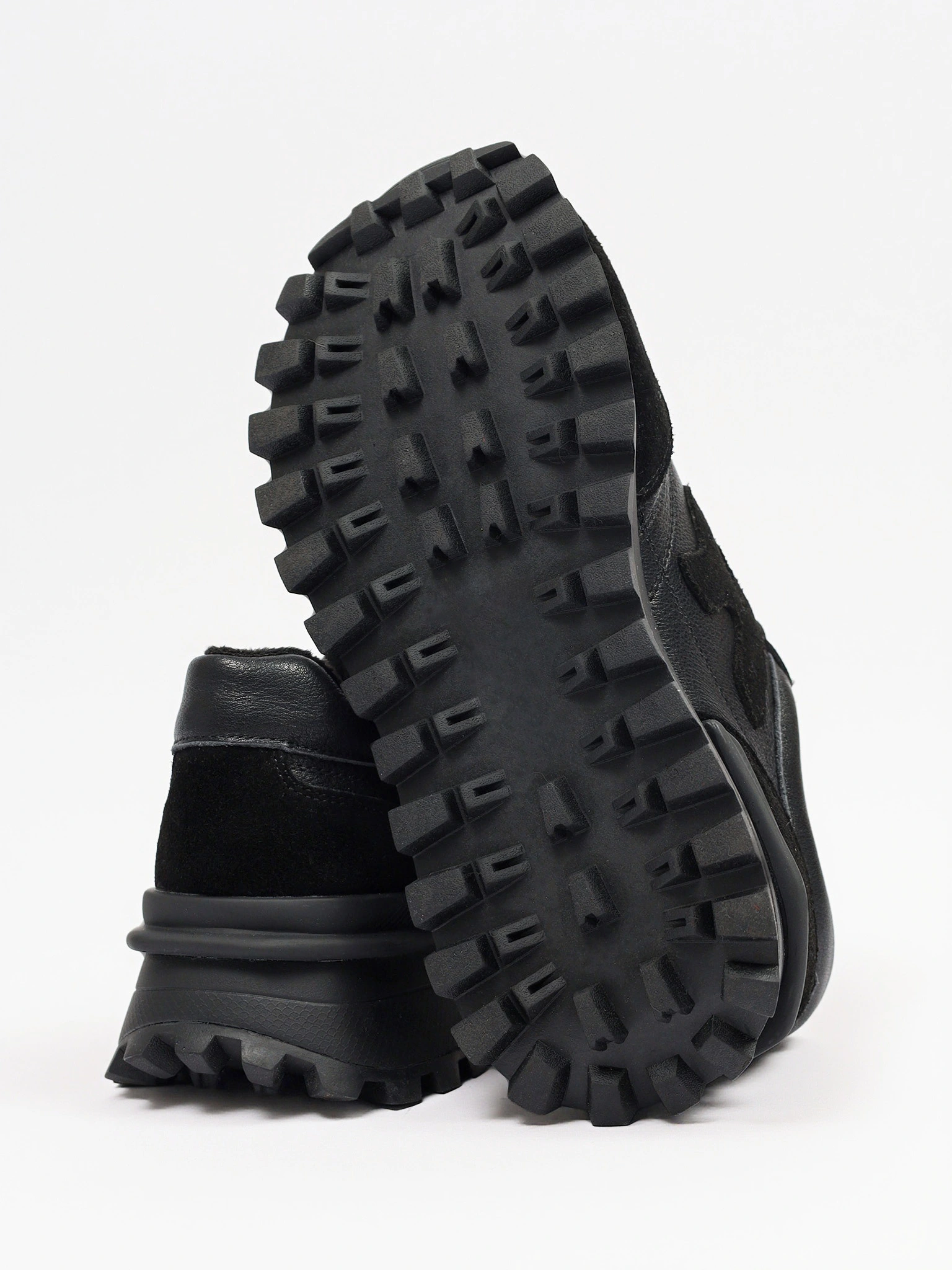 Кроссовки комбинированные черного цвета на рельефной подошве